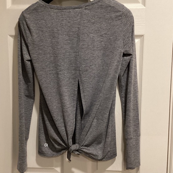 GapFit Breathe Long Sleeved Open Back T-Shirt, Size S - Picture 4 of 11